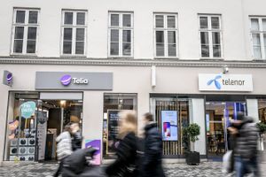 Danmarks næststørste telekoncern går mod strømmen i markedet og hæver mobilpriserne. Nye kunder skal allerede betale mere. Eksisterende lavpriskunder rammes den 1. juli.