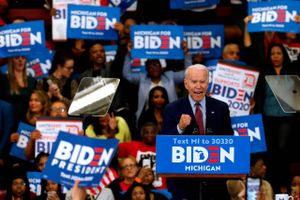 Joe Biden fortsætter sin stime af sejre og har udbygget føringen over Bernie Sanders med gevinster i fire stater, herunder den vigtige industristat Michigan. 