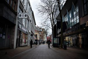 Coronakrisens styrtdyk i salget hos mange butikker og den efterfølgende strid mellem kæder samt udlejere vækker bekymring i flere erhvervsorganisationer samt på Christiansborg. 