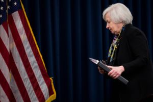 Janet Yellen, chef for USAs federale bank, forlader en pressekonference d. 16. marts. Yellen hævdede USAs rente i december, men har siden holdt den i ro grundet økonomiens skuffende resultater. Foto: AP Photo/Manuel Balce Ceneta