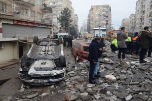 I alt er mindst 1.472 personer bekræftet omkommet i Tyrkiet og Syrien efter nattens voldsomme jordskælv.