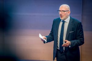 Danske Banks midlertidige topchef, Jesper Nielsen, vil ikke oplyse, hvad han vil svare, hvis formand Karsten Dybvad tilbyder ham topstillingen på permanent basis.