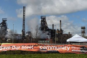 Et banner, der støtter de lokale stålarbejdere, er sat op foran Tata-værket i Port Talbot i Wales. Værket er i overhængende fare for at lukke, og truslen om lukning kan forværres ved et britisk nej til EU til sommer. Foto: Andrew Matthews/AP 