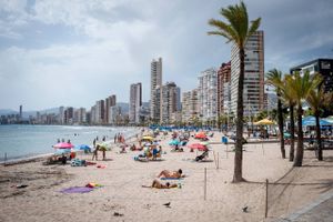 Strandene er langt fra fyldte i Benidorm, kongen af Costa Blancas feriebyer, i det østlige Spanien. Det er en af Europas største turistbyer, men belægningen var midt på sæsonen nede på 25-40 pct. Foto: Christian Lykking
   