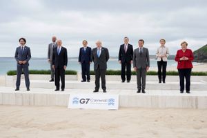 G7-lederne vil forære 1 mia. doser vacciner til fattige lande, men det er slet ikke nok. Samtidig udtrykker Frankrig skepsis over for amerikansk ledelse.