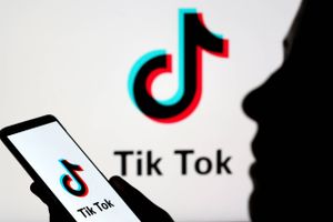 A person holds a smartphone with Tik Tok logo displayed in this picture illustration taken November 7, 2019. Picture taken November 7, 2019. Foto: REUTERS/Dado Ruvic/Illustration  