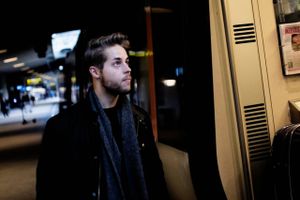 Den 26-årige Simon Seifert pendler dagligt mellem sit arbejde i Københavns Lufthavn og sin bopæl i Sverige. Han er frustreret over den øgede rejsetid, som han har udsigt til på grund af den svenske id-kontrol. Foto: Jens Henrik Daugaar