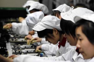 Personer med kæppe har ødelagt vinduer og overvågningskameraer på den største iPhone-fabrik i Kina. 