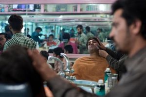 Det er blevet nye tider i Al-Khaleejs barbersalon. Tidligere forbød Taliban dans, selskabelighed og musikforretninger, og den advarede barberer om ikke at barbere folk. Borgere, der ikke adlød, blev ofte henrettet. Foto: Mian Khursheed/ The Washington Post
