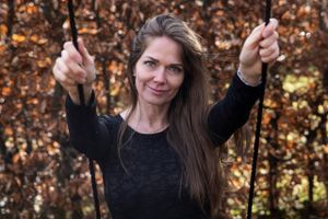 Mere end to år efter at være blevet smittet med coronavirus er Susie Wordenskjold stadig plaget af senfølger. Fra lægerne på to af landets senfølgeklinikker lyder det, at det kommer bag på dem, hvor længe senfølgerne kan vare.