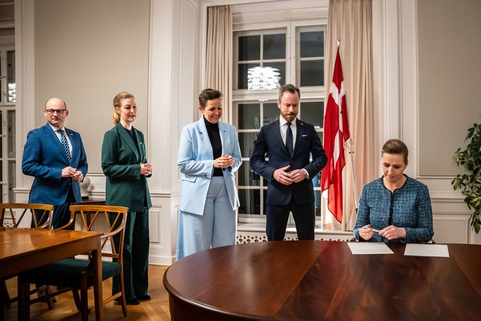 For præcis et år siden gik fem partier sammen om at opruste dansk forsvar for milliarder. Jyllands-Posten kan nu oprulle i hidtil ubeskrevne detaljer, hvordan en stor regning blev gemt væk, uden at befolkningen fik noget at vide. Lige indtil store bededag efter folketingsvalget skulle afskaffes.