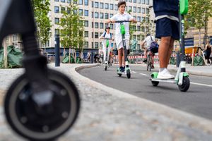 I løbet af sommeren er der registreret en – to ulykker med el-løbehjul om dagen i København. Men hvorfor går det galt, og er det egentlig farligere end at cykle?
