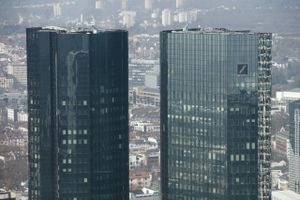 Der er gang i ansættelserne i kontinental Europas bankhovedstad Frankfurt forud for Brexit. De store finanshuse skal bruge mange nye medarbejdere og forsøge at flytte en del fra London til Frankfurt. Her er det Deutsche Banks tvillingetårne i byen.Foto: Arne Dedert/AP