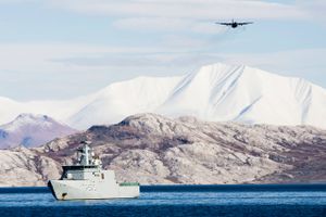 Danmark styrker overvågningen i Arktis med 1,5 mia. kr. Der er dog ingen kampfly, der kan gå på vingerne, hvis nye droner afslører fjender i området. USA roser Danmark.