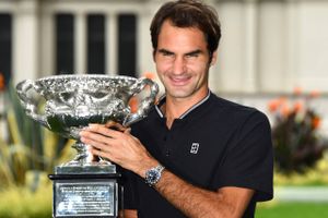 Roger Federer er vant til at vinde. Det gjorde han også på den amerikanske børs igår, hvor On Holding blev børsnoteret og som Federer ejer en del af. Her står han med pokalen fra en tidligere sejr i Australian Open. Foto: AP/Cal Sport Media
