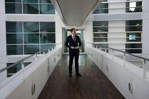 Særlige danske skatteregler blokerer for, at almindelige privatkunder kan sætte pengene i Alm. Brands nye succefulde investeringsprodukt Index Plus. Investeringsdirektør ærgrer sig.