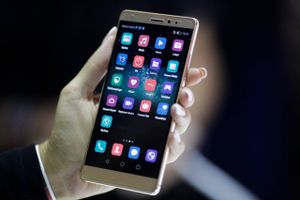Den nye Huawei Mate S smartphone blev vist frem ved en konference i Berlin. 