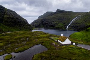 Færøerne går til valg til Lagtinget den 31. August 2019.

På foto ses: Saksun, den lille kirke i Saksun er et af de mest besøgte steder på Færøerne. Omkring 100.000 turister kommer hvert år ud til den lille by, der ud over kirken består af ni personer i fire huse.