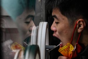 På en lukket orientering har en topansat hos de kinesiske sundhedsmyndigheder ifølge adskillige internationale medier sat tal på antallet af smittede i Kina, efter landet lempede dets nultolerancepolitik i november. 
