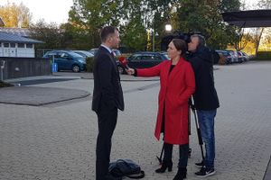 TV2 interviewer forsvarsadvokat Kåre Pihlmann foran Retten i Glostrup, hvor Atea-sagen behandles frem til februar 2018. Foto: Jesper Høberg