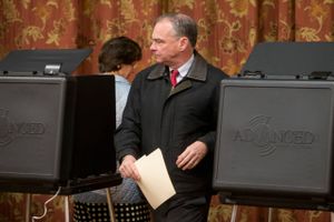 Det amerikanske præsidentvalg er skudt i gang og valgstederne rundt i landet er nu åbne. Her ses demokraternes vicepræsidentkandidat Tim Kaine, da han afleverede sin stemmeseddel i byen Richmond i Virginia. Foto: AP Photo/Steve Helber.