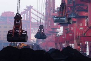Australsk jernmalm omlastes i den kinesiske havneby Rizhao ved Det Gule Hav. Opbremsningen i kinesisk økonomi har mærkbare konsekvenser for mineindustrien i Australien og dermed den råvaretunge australsk økonomi, da en fjerdedel af eksporten går til Kina. 
