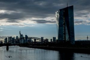 I ensom majestæt knejser ECB-siloen ved Main-floden. I baggrunden finansdistriktet i Frankfurt, der også går under betegnelsen "Mainhattan". Foto: AP/Michael Probst