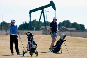 Skiferolie betyder alt i Texas, så derfor lever medlemmerne af Hogan Park Golf Course i oliebyen Midland gerne med en oliepumpe som nabo. Foto: AP/James Durbin 