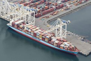 A.P. Møller-Mærsks køb af LF Logistics for rundt regnet 24 mia. kr. overgår med flere milliarder de sidste fem års samlede satsninger fra koncernen for at styrke logistikforretningen til lands og i luften. Her containerskibet »Anna Mærsk«, der ligger ved kaj i Vancouver. Foto: Reuters/Jason Redmond