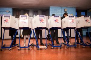 Vælgere i Brooklyn afgiver deres stemme ved præsidentvalget i USA. Foto: Alexander F. Yuan/AP