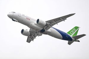 Den kinesiske flyproducent Comac har solgt 300 fly af typen C919, som har samme større som Boeing 737 og Airbus 320.