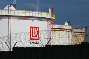 Der er ikke enighed i EU, men adskillige lande er parate til at indføre et totalt stop for import af olie fra Rusland.   Foto: AFP/Nikolaj Dojsjinov