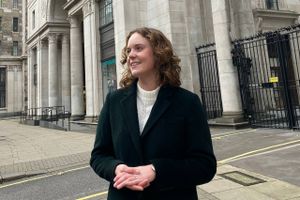 Selv ikke coronavirus og lukkede landegrænser kan standse travle Caroline Klaris, så da hun i marts blev nødt til at sætte sit studie i London på pause, brugte hun sommerferien på at starte egen virksomhed i Danmark.