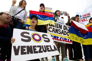 Efter finanskrisen i 2008-2009 strammede mange lande bankreguleringen for at beskytte sig imod en gentagelse. Det skette ikke i Syd- og Latinamerikanske lande med udviklingsøkonomier, som Venezuela, og de er derfor yderst sårbare, når corona-hjælpepakkerne bliver rullet tilbage. Foto: AP/Jose Luis Magana