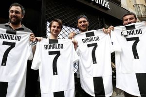 Den verdensberømte fodboldspillers nye trøje går som varmt brød i Juventus.