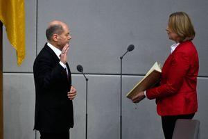 Den populære socialdemokrat fra Hamborg er taget i ed som ny tysk kansler. Nu skal han have en trio af forskelligartede partier til at synge i samme toneart. 