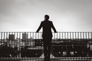Omfanget af jobskifter mellem banker, politik og bankvagthunde overrasker internationalt anerkendt bankkender og forfatter.