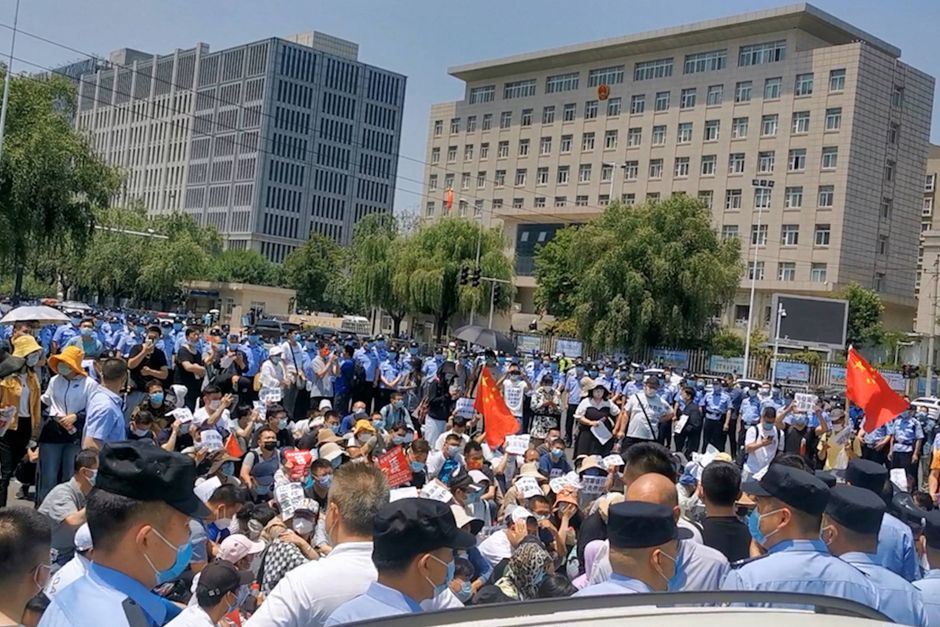 De kinesiske myndigheder beordrer corona-lukning i kølvandet på flere voldelige protester. Foto: Social Media/Reuters/Ritzau Scanpix
