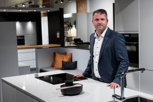 Jens-Peter Poulsen er adm. direktør for køkkenkoncernen Kvik, der har fabrik og hovedsæde i vestjysle Vildbjerg. Foto: Casper Dalhoff.