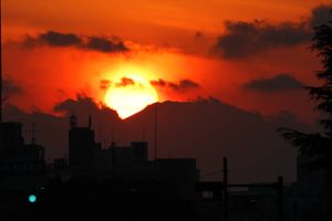 Solen daler over Mount Fuji - og den japanske økonomi. Det trods en negativ rente og aggressiv pengepolitik. Den strategi har heller ikke virket i vesten, siger eksperter. Foto: Hiroyuki Ozawa/AFLO via AP