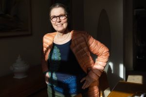 66-årige Jeanette Sandelstein opgav for to år siden at finde et job og gik på efterløn. I dag arbejder hun 15-20 timer om ugen trods hård modregning.