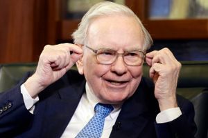 Køberen af Warren Buffett-portrættet er en anonym eBay-bruger, og alle pengene går til velgørende formål. 