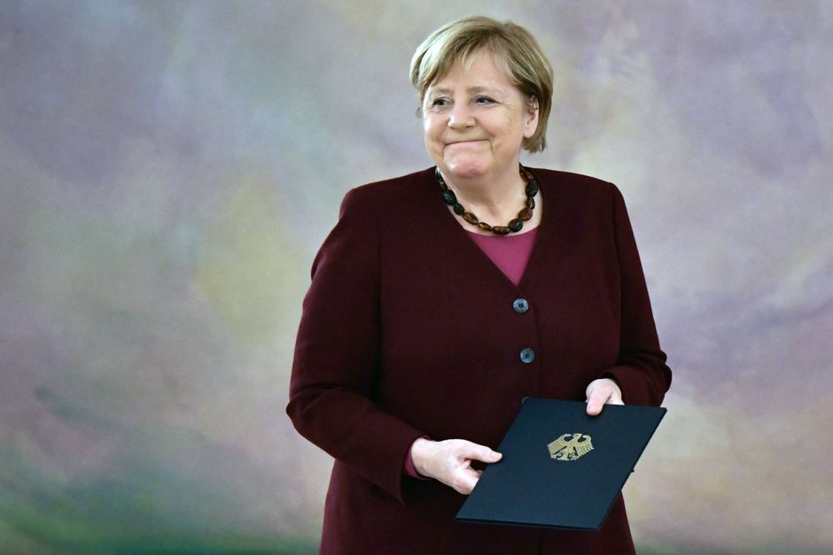I Tysklands politiske klasse er kritikken af ekskansleren ofte kras, ikke mindst grundet hendes Ruslands-politik. Men et år efter afskeden er Angela Merkel stadig en folkekær skikkelse.