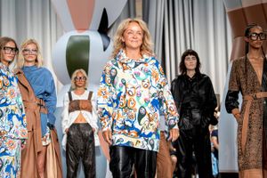 Naja Munthe holdt onsdag show under Copenhagen Fashion Week med hendes bud på den kommende trend. Designeren og virksomhedsejeren (i midten) var selv på catwalken som afslutning på showet. Foto: Stine Bidstrup.  