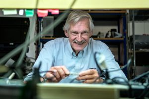 75 år lørdag: Asmus Hamborg-Petersen købte i begyndelsen af årtusindet en elektronikvirksomhed, og han har stadig mange og lange arbejdsdage.