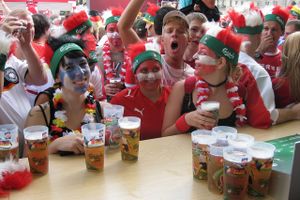 Med nedlunkningen af Danmark er billeder som disse blevet til ren nostalgi. Bryggerierne lider alviorligt under vores udgangspåbud og lukningen af barer og cafeeer. Fodbold EM til sommer i Parken er så også lige blevet aflyst. Foto: Carlsberg
