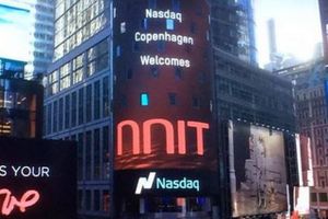 Det tidligere moderselskab Novo Nordisk er stadig den klart største kunde for NNIT. For at mindske risici bør it-selskabet også gå efter andre kunder og gøre sig mere konkurrencedygtig.