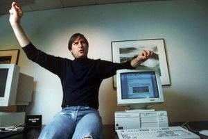 Steve Jobs fotograferet med en Mac-computer, 1993. 
