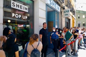 Der var trængsel, da Shein åbnede en "pop up" forretning i Madrid. Forretningen åbnede den 2. juni og lukkede igen den 5. juni, da den kinesiske koncern har næsten al sit salg via internet. Fot: AP/Cézaro De Luca
