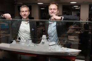 Det nye selskab Cubedin har udviklet et koncept med containermoduler på krigsskibe. Danny Ingemann (adm.dir. for Cubedin) og af Kåre Groes Christiansen (adm.dir. for OMT, der ejer Cubedin).  